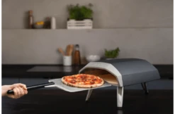 Ooni Geperforeerde Pizzaschep - Perforated Pizza Peel 12inch 5 Ooni Geperforeerde Pizzaschep - Perforated Pizza Peel 12inch -Keuken BBQ Winkel ooni geperforeerde pizzaschep perforated pizza pee 1